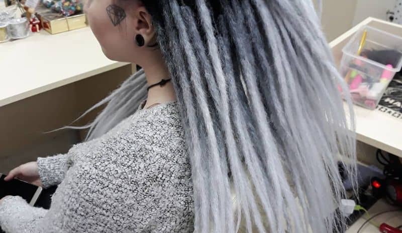 Woman with DAIRESS Ombre Dreadlock in a hairstyle