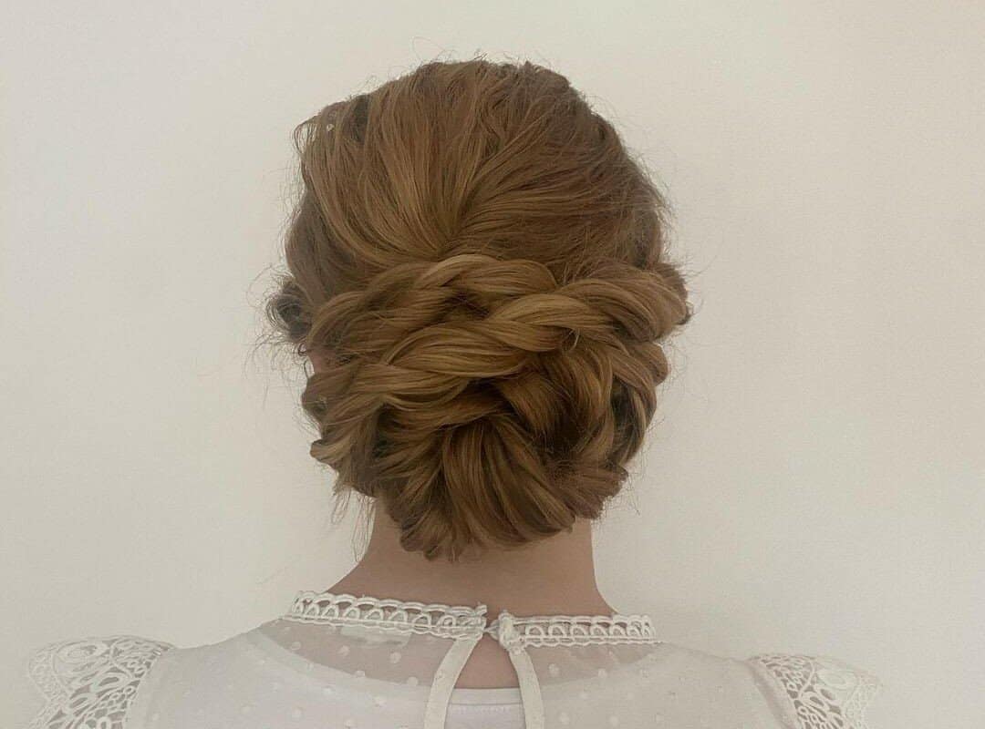 girl with gathered hair in a cottagecore hairstyle 