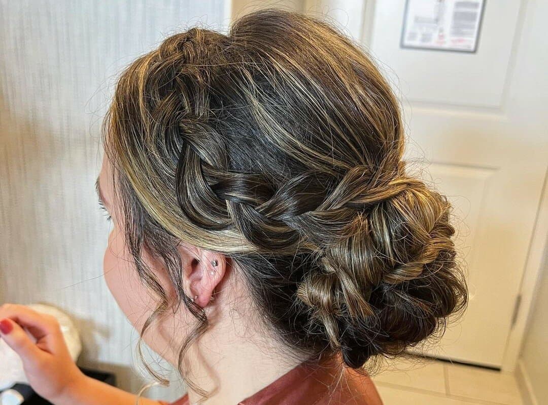 girl with messy braided hair