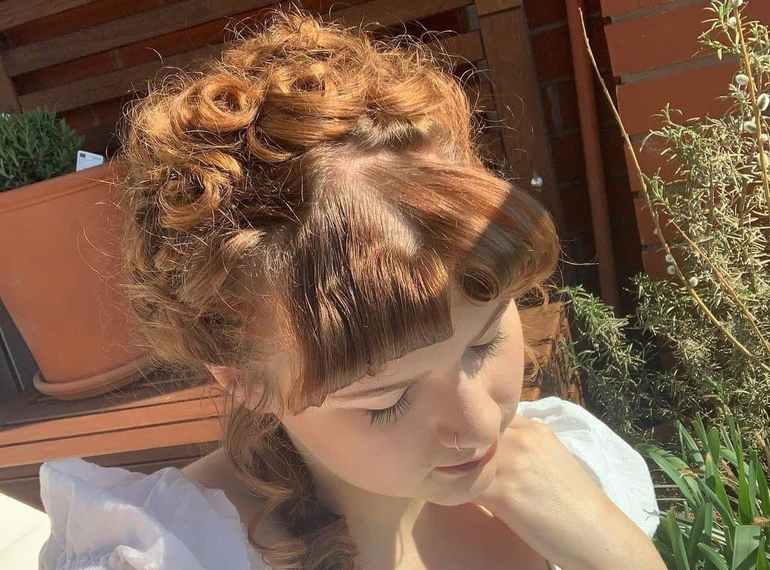 girl with curly cottagecore hairstyle