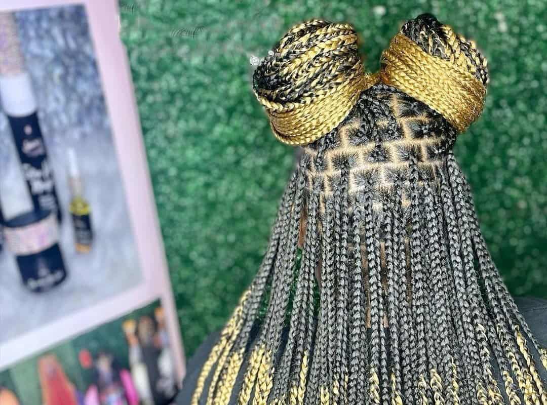 girl with black and blonde ombre knotless braids