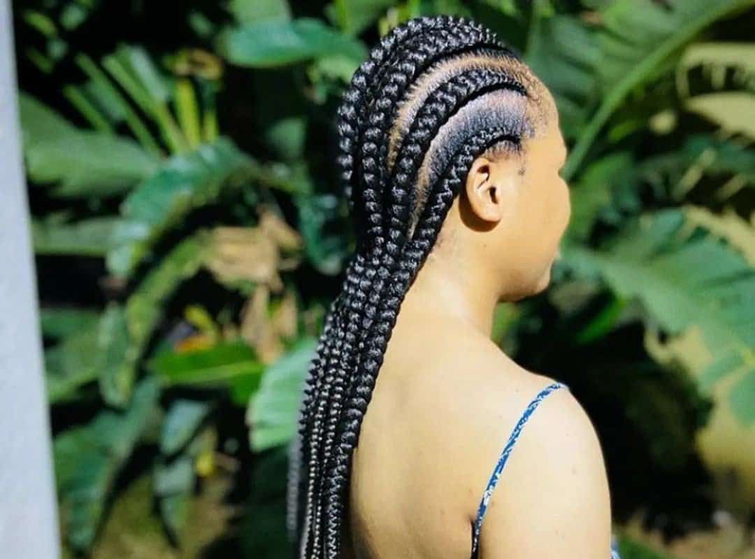 girl with brown 4 knotless braids