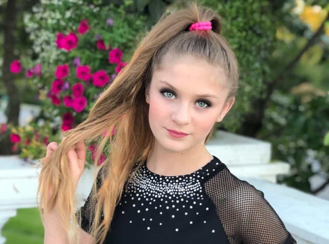 girl with a brown and blonde cheer high ponytail
