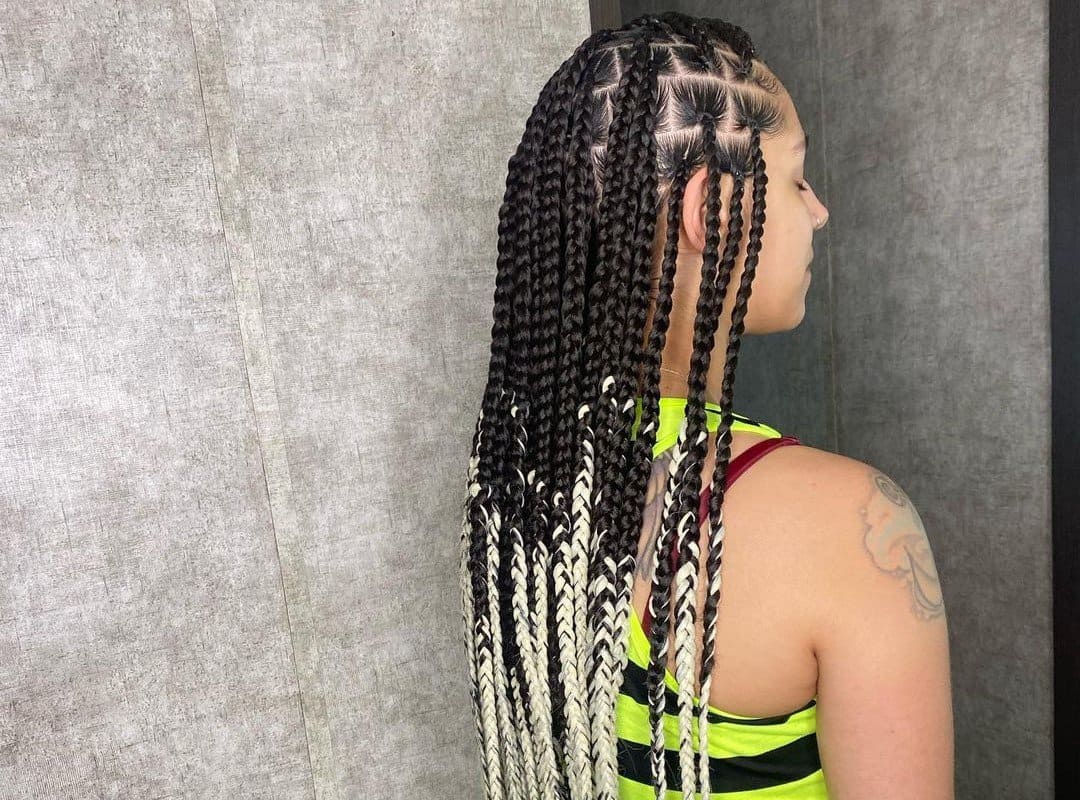 girl with dark brown and blonde ombre knotless braids